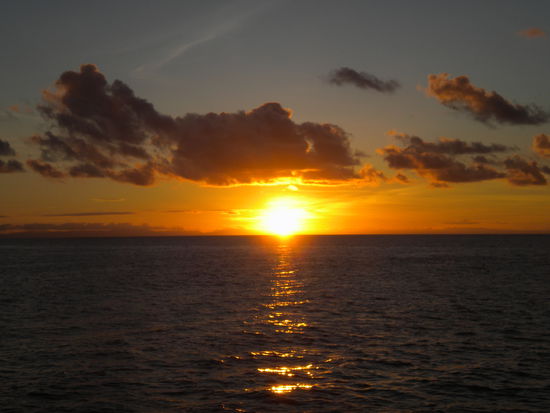 Das weite Meer beim verschlucken der Sonne ... eine traumhafter Sonnenuntergang vom Boot aus!