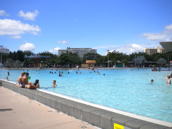 ... deswegen gibt es direkt am Wasser eine riesige Poollandschaft!