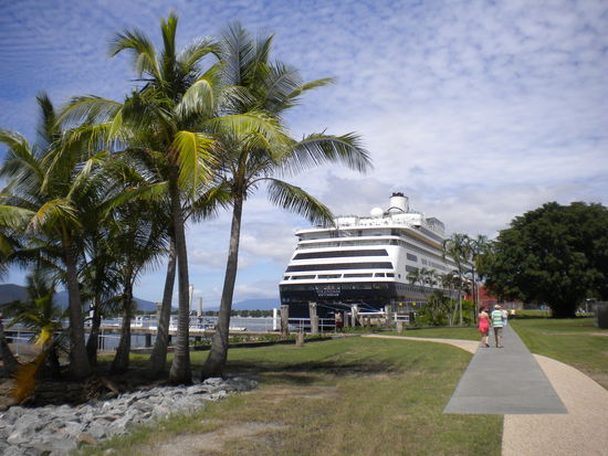 Es gibt auch riesige Kreuzer die direkt in Paradies fahren!