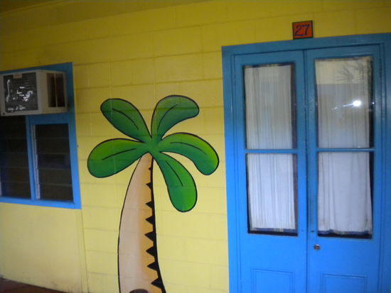 Der Eingang zu meinem Paradies im Calypso ... riesen Vierbettzimmer!