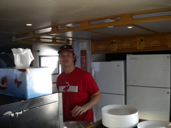 Hier der wichtigeste Mann bei der Arbeit, der Koch ....