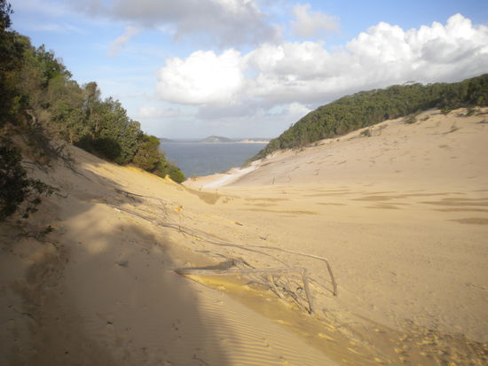 Die riesige Düne, die sich landeinwärts schiebt ...
