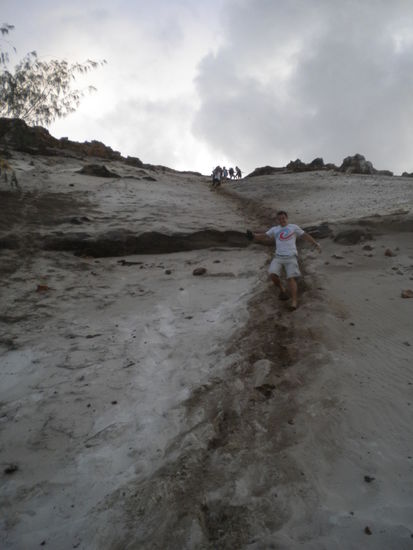 ... die Sandabhänge zwischen den Klippen runterspringen ....