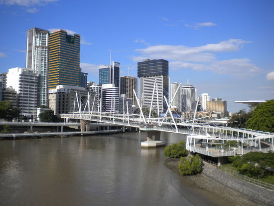 Skyline von Brisbane bei sonnigem Herbstwetter