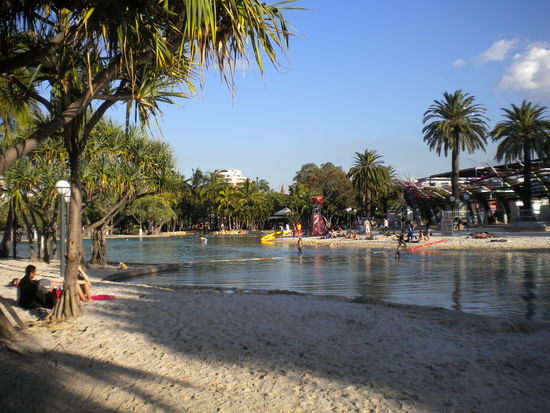 der künstliche Strand in Brisbane (Streets Beach) South Banks