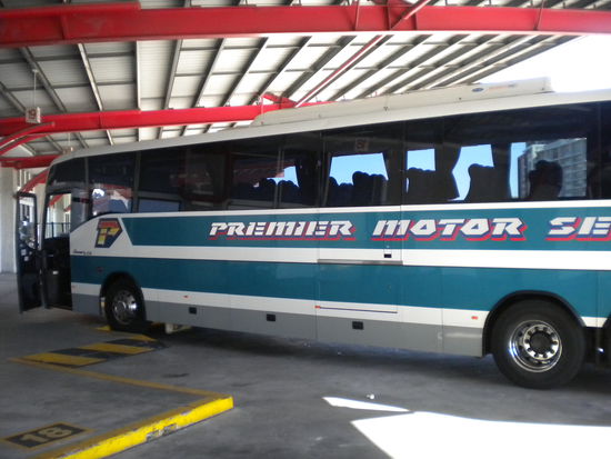 Dies ist übrigens einer der Busse vom Premier Motor Service, der mich von Cairns bis Sydney gebracht hat! Bei jeder Fahrt 4 Sitze Platz gehabt zum austrecken!! Auf jeden Fall Greyhound vorzuziehen und dazu noch günstiger!