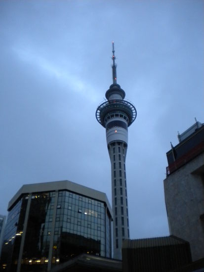 ... der Sky Tower in Auckland ...