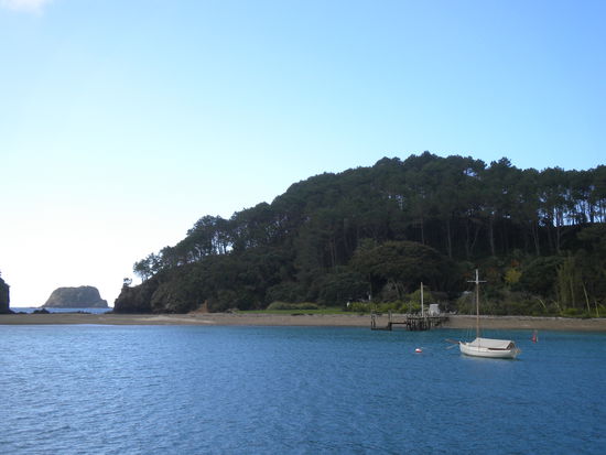 ... tolle kleine Inseln mit nur einem Haus für den Inselwächter (Traumjob?) und dies war der Blick nach Vorne von unserem Boot ...