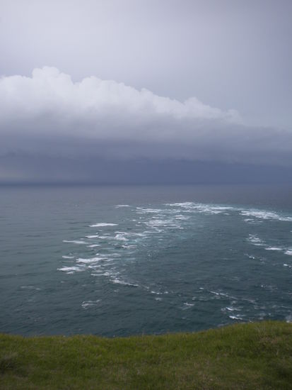 ... Clash of the Oceans ... hier treffen sich die Tasmanische See und der Pazifik ... bei rauer See bis zu 15Meter hohe Wellen ...