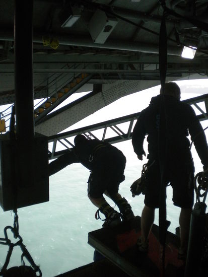 ... da keiner von uns bei Regen springen wollte, "musste" der Busfahrer seinen 5. Bungeesprung 43m machen ...