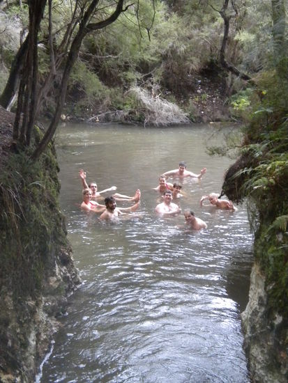 ... happy times in der warmen Quelle, nur gerochen haben die alle nachher nicht wirklich gut ...