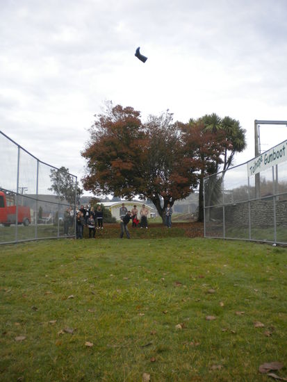 Mambo mit einem echt guten Versuch beim Gummistiefelweitwurf ...