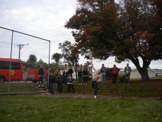 ... ja der Andi hatte schon Schwierigkeiten die Weite zu übertreffen und musste deswegen Kleidungsstücke ablegen 