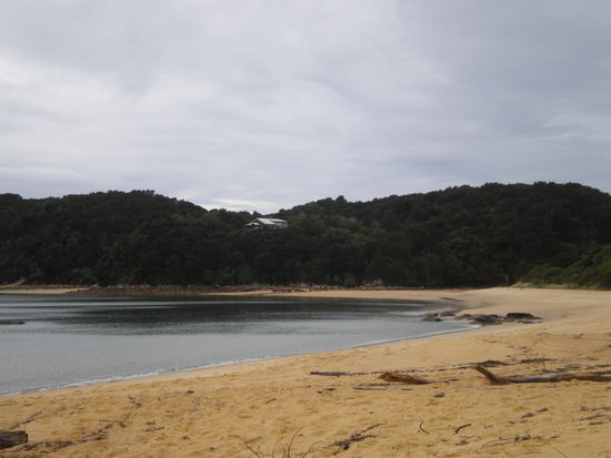 ...die Golden Bay bei Wolken ...