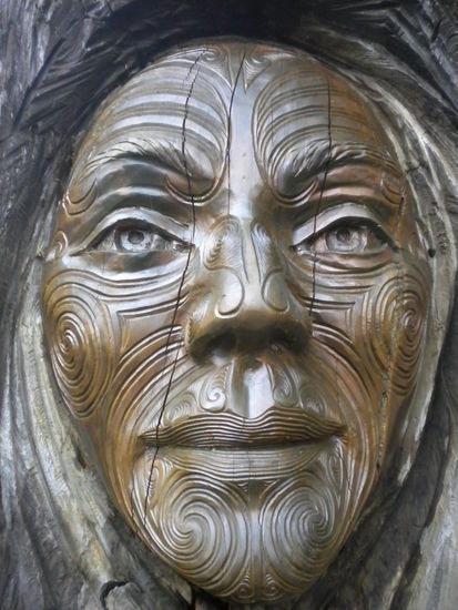 Neuseeländische Kunst ... hier einfach in einen Baum geschnitzt!