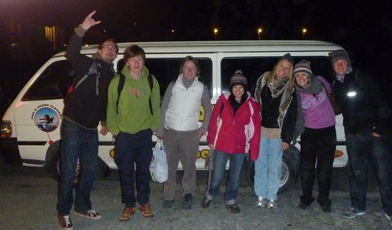 ... hier sieben der unerschrockenen acht Fallschirmspringer ...