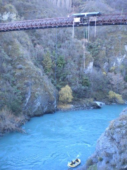Ja Ja hier bezahlen Menschen sogar um runter springen zu dürfen ...