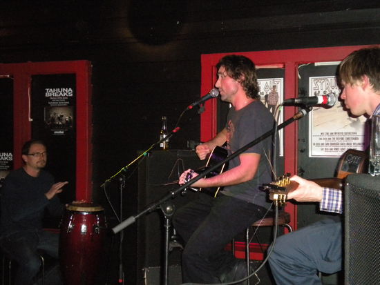 ... die letzte Party (vorerst) mit der tollen Gruppe, hier der Dave (auch der Koch) an den Drums und Sean an der Gitarre (vorne) ... beide haben einfach mal den Barbesitzer begleitet!