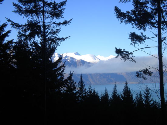 Hier ein Blick vom Aufstieg auf den Berg ...