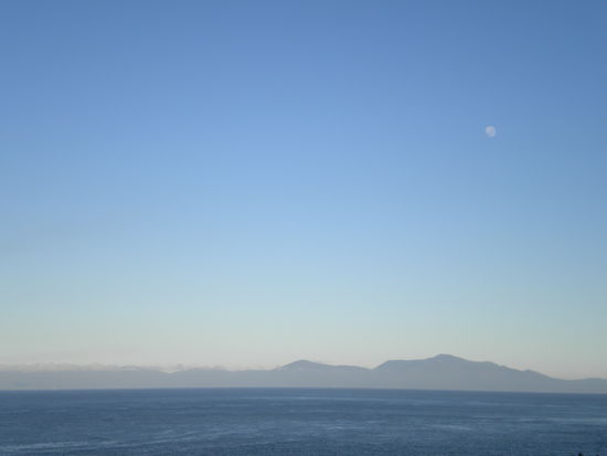 Wieder ein traumhafter Tag, der den Blick auf Steward Island ermöglicht, selbst der Mond wollte noch nicht untergehen!