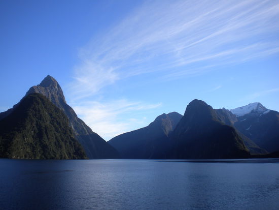 Ein Blick auf den wirklich schönen Milford Sound und links ist die höchte Seeklippe der Welt zu sehen!