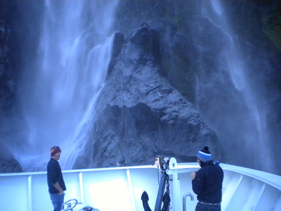 Das Boot ist so dicht an die Klippen herangefahren, dass man unter den Wasserfällen duschen konnte!