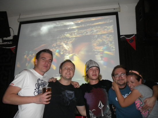 Ein Teil der Feiercrew vor der Leinwand, auf der die Eröffnungsfeier lief!