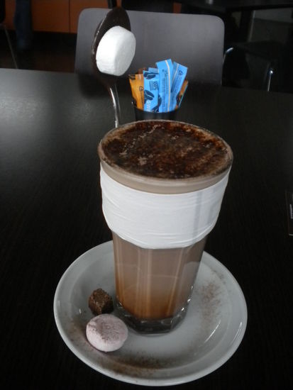 Hier eine kleine Auswahl von tollen heißen Schokoladen, die hier im Herbst und Winter ordentlich aufwärmen  (ich bin dafür, dass Marschmallows auch in Deutschland dazu gehren sollten!)