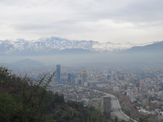 Santiago umgeben von den Anden und eingehüllt in Smog!