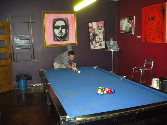 ... ein ganz normaler Tag im Hostel: Fußball schauen und Billard ....