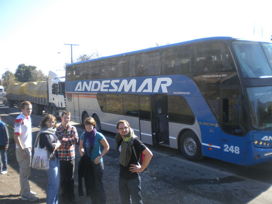 Die Reisegruppe wartet nach dem Unfall auf die Weiterfahrt ...