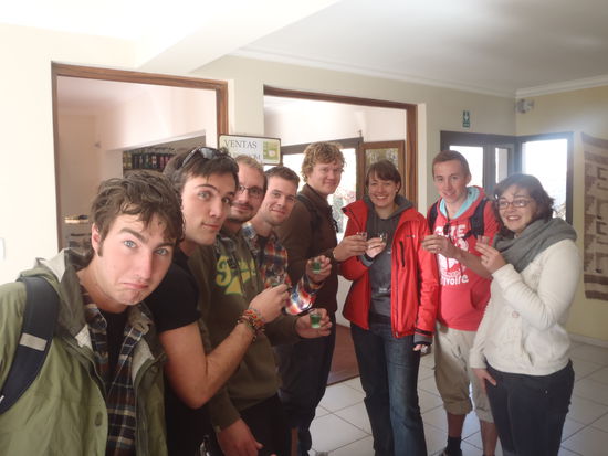 Irgendwie schauen nur die beiden Amerikaner (im Vordergrund) skeptisch beim Absinth verkosten ...