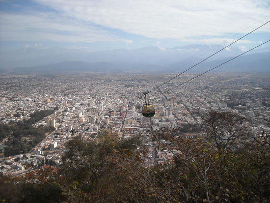 Salta von oben nach über 1000 Stufen ...