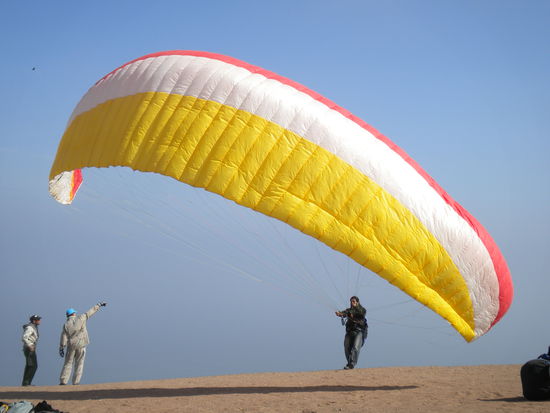 ... hier wurde ein komplett neuer Schirm mal getestet von allen Fliegern ...