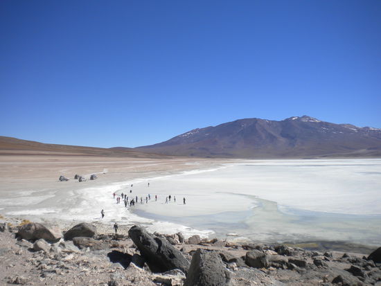 Die Laguna Verde ... teilweise zugefroren und man erahnt hier schon die unendlichen weiten der Hochebenen Boliviens ...