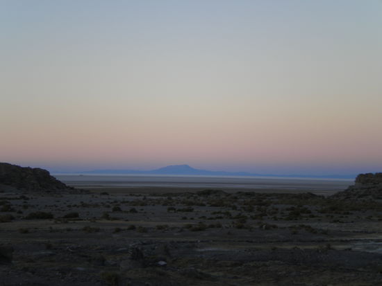 ... der erste Blick auf die Salzwüste beim Sonnenuntergang ...
