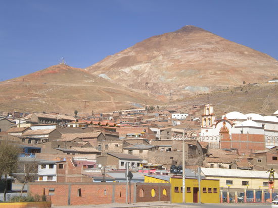 Ein Teil von Potosí und dahinter Cerro Rico!!