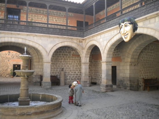 ... dieses Grinsen ist im inneren des Museums zu entdecken und keiner weiß so recht warum es dort hängt?! ...