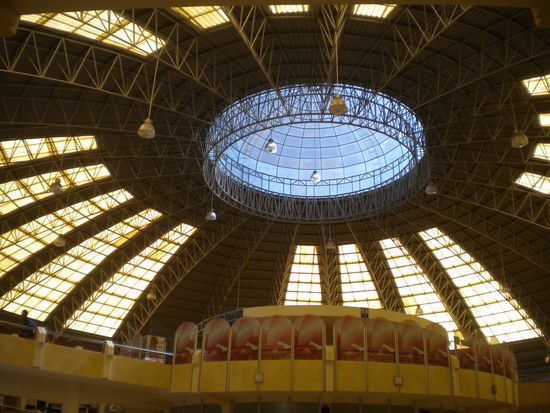 Diese Kuppel gehört dem Busterminal in Potosí ...