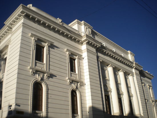 ... hier der imposante Gerichtshof im französichen Stil und natürlich in weiß ....