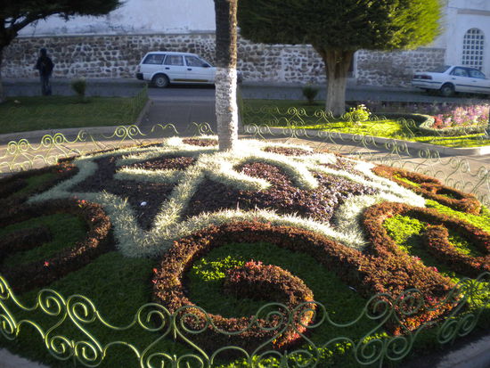 ... auch die Blumenbeete sind kunstvoll gestaltet und eine echte Augenweide ...