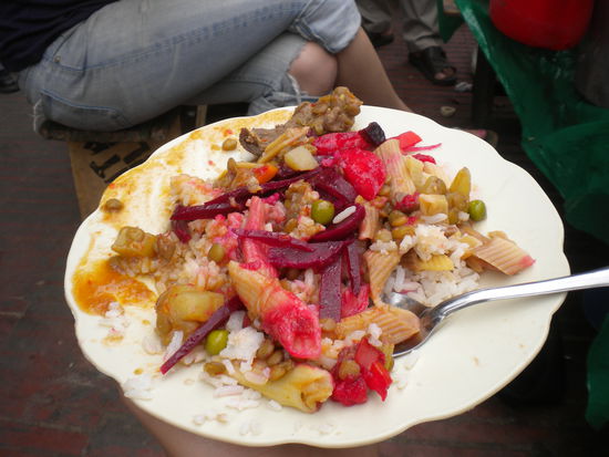 ... sieht nicht lecker aus, war es aber ... Mittagessen an einer Straßenküche für 50Cent (und auch der Magen spielt mit) ...