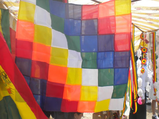 Seit kurzer Zeit hat Bolivien eine zweite offizielle Flagge ... also mir gefällt sie und sie steht für die neue Staatsform ... "Plurinacional" ...