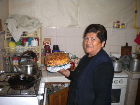 Elvira mit einer ihrer vielen Spezialitäten ... hier die Pastatorte, einfach ein Traum ....