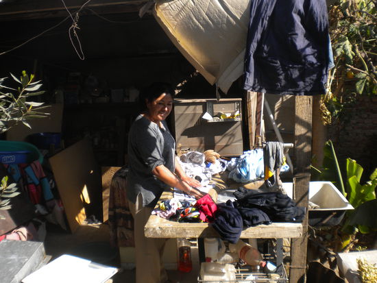 Carmen beim Wäsche machen, hier haben nur die wenigsten Familien Waschmaschinen und so dauert die Handwäsche schon mal so einige Stunden ...