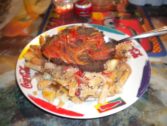 Pastatorte mir einem Schnitzel on Top ... wenn das kein Essen ist ... mir hat es IMMER geschmeckt und Nachschlag gabs auch immer 