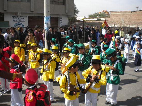 Mein Gastbruder Patrick ganz hinten in grüner Uniform bei dem "Aufmarsch" ... und ja, die Kinder sind in den Farben der Flagge gekleidet: Rot für das Blut in den Befreiungskriegen, Gelb für die Rohstoffschätze im Land und Grün für den Regenwald!