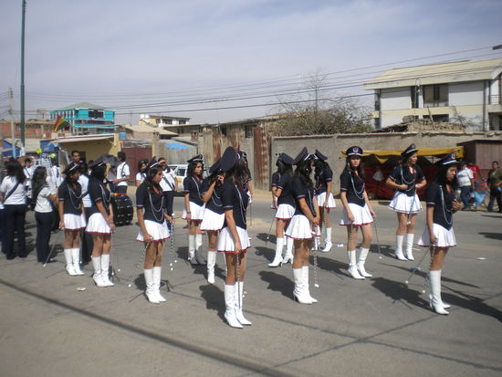 Hier eine Gruppe von etwas älteren Schülerinnen ... aber die Uniform hat mir schon gefallen 
