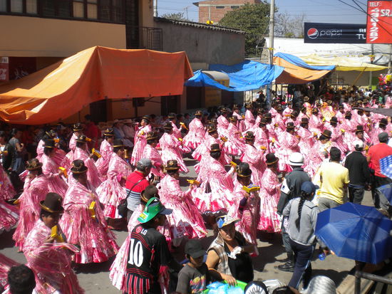 ... teilweise war die Straße gar nicht mehr zu sehen ... wirklich ein tolles Spektakel ... und die Farben erst ...