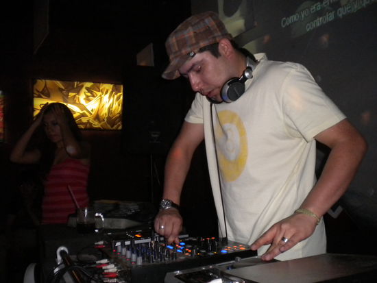 ... an meine Freunde der elektronischen Tanzmusik, geschraubt wurde auch, wenn auch nicht wie bei Frank im Keller ...